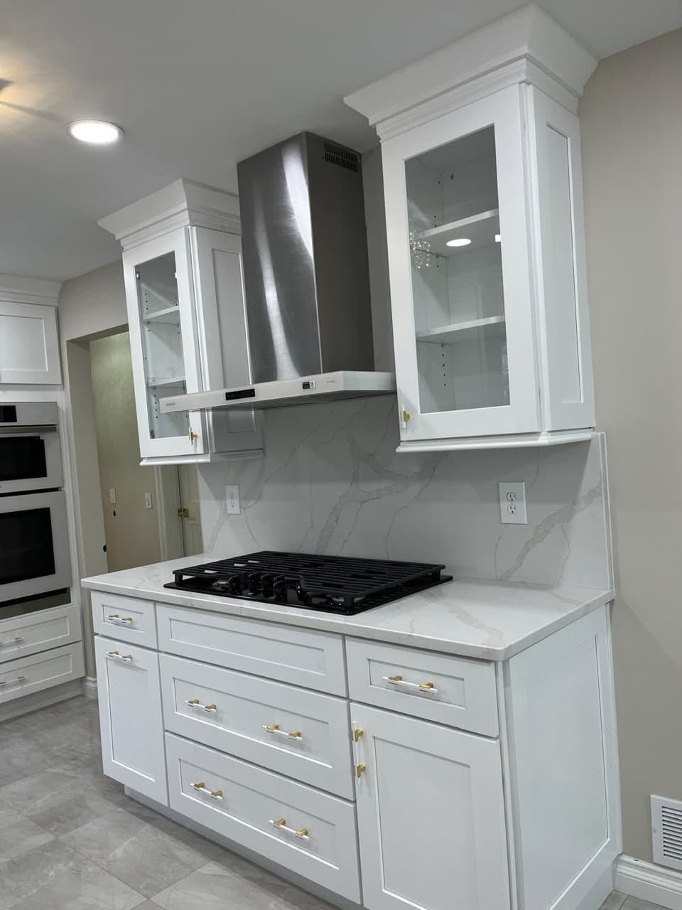 White DHR kitchen range wall with glass-front cabinets